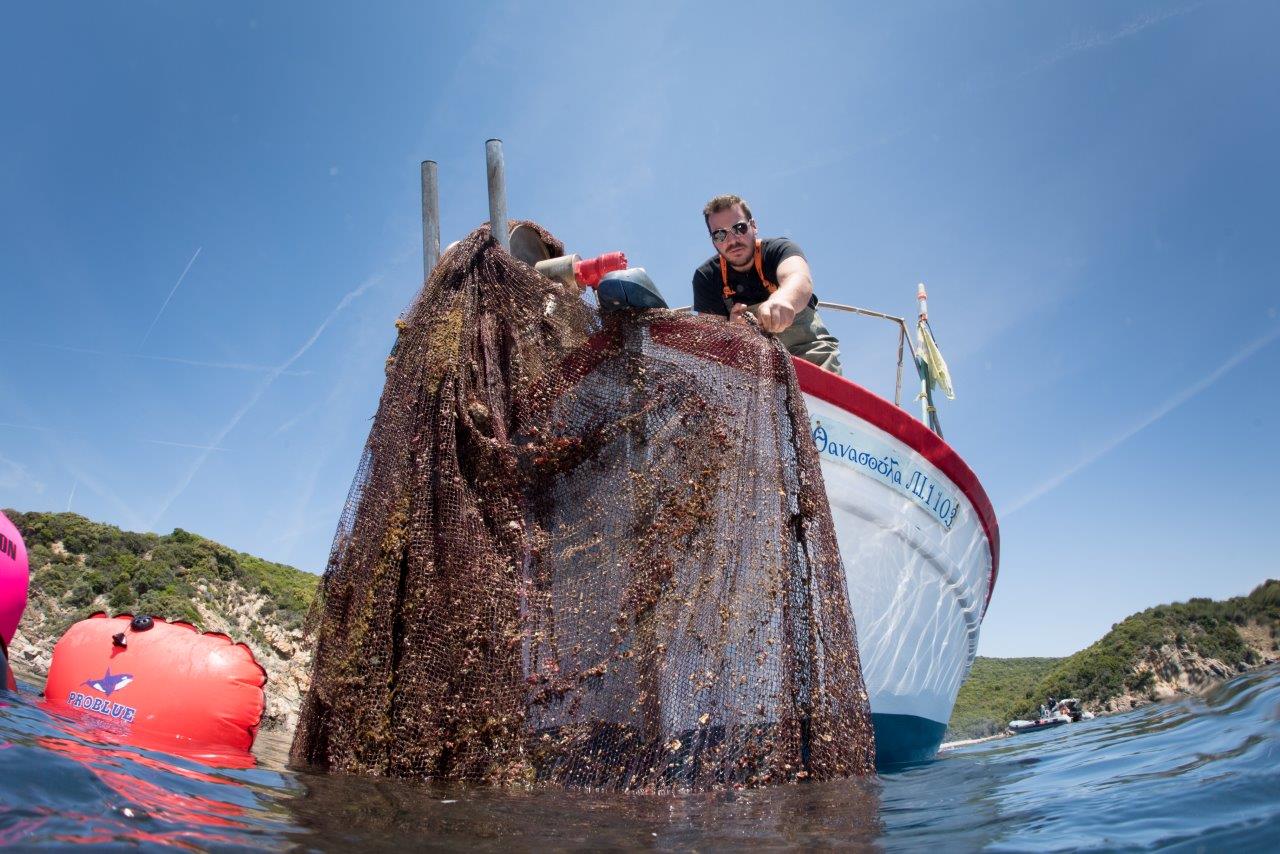 Proteggere gli oceani con l’economia circolare: eco-tessuti da reti da pesca abbandonate