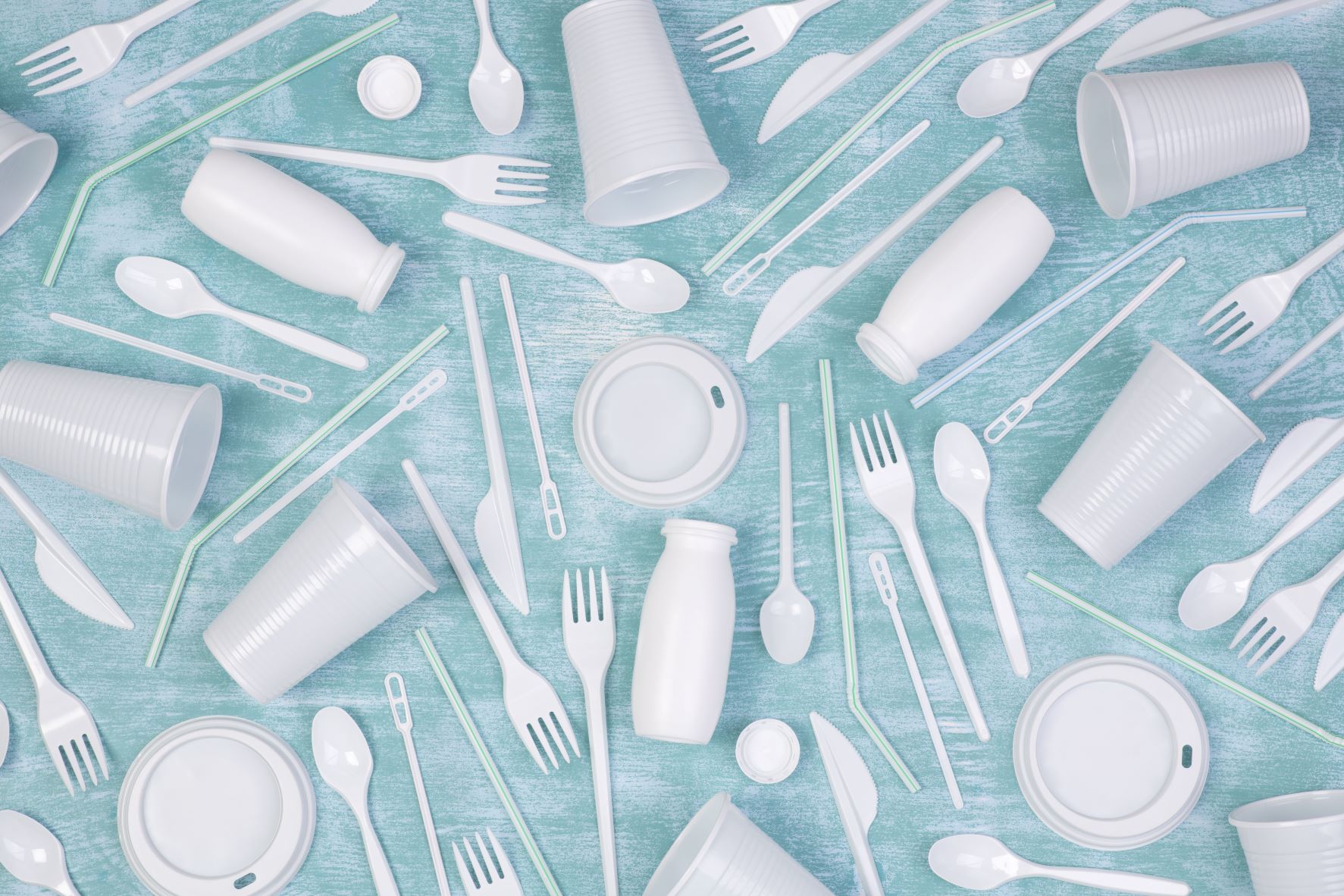Plastica monouso: anche in Italia scatta il divieto di vendita, ma le deroghe fanno discutere