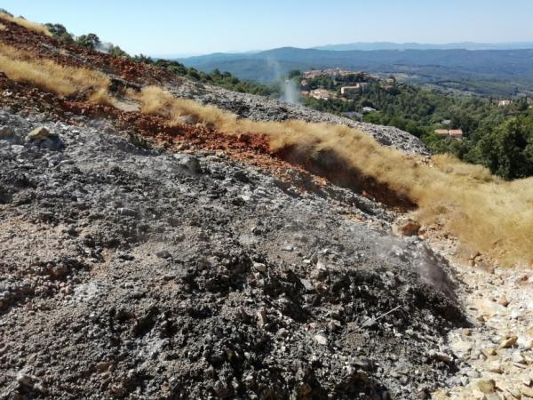 Zona geotermica di Larderello dove i gas emessi contengono idrogeno