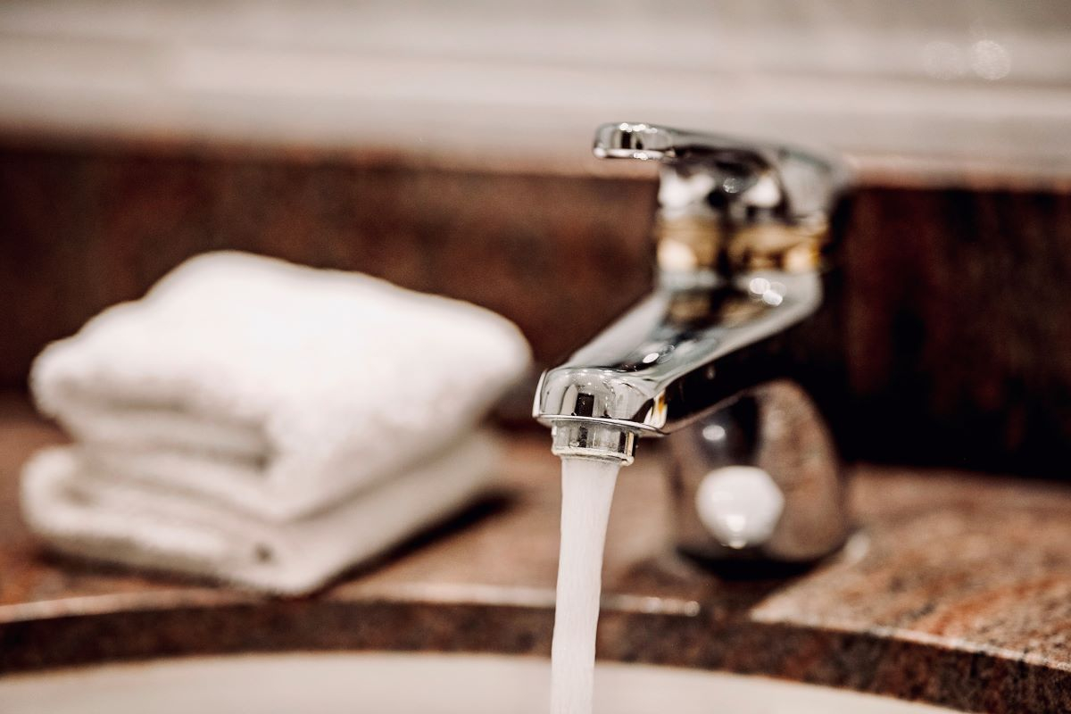 Acqua, l’80% degli italiani sottovaluta il consumo domestico