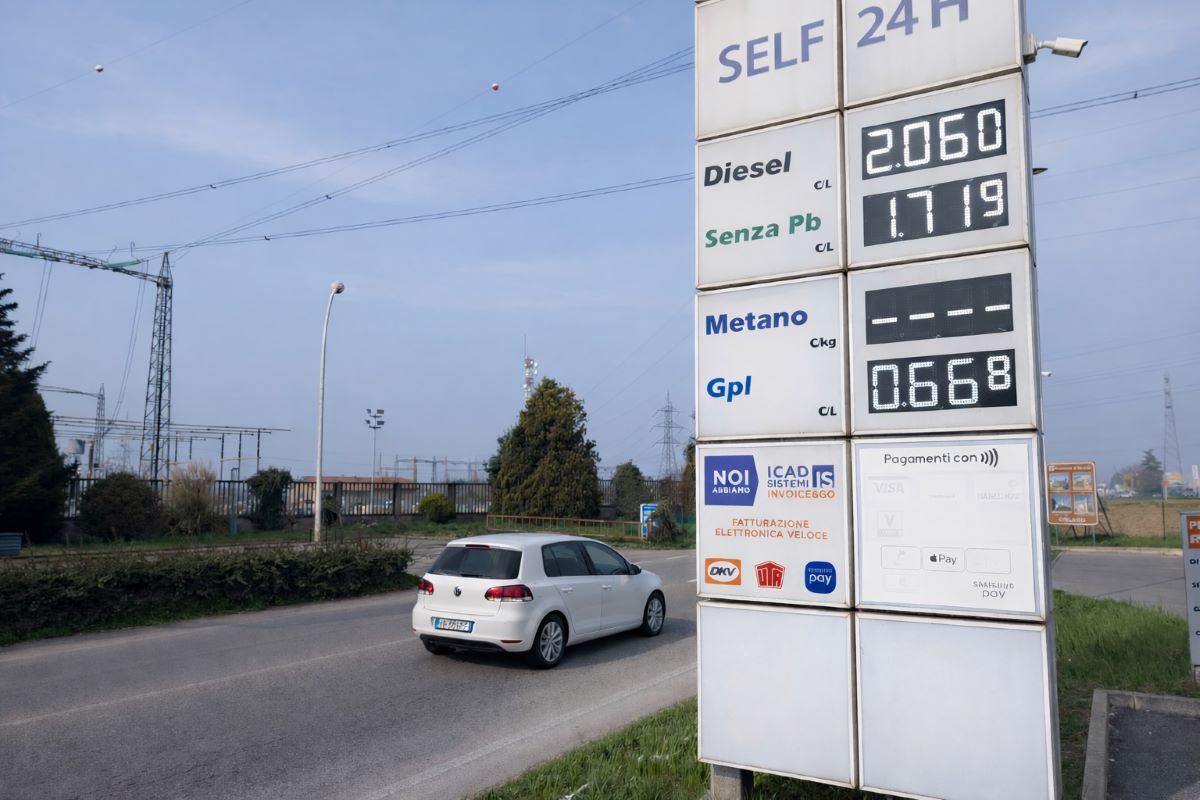 Benzina, prezzi in aumento tra speculazioni e l’incertezza del Governo