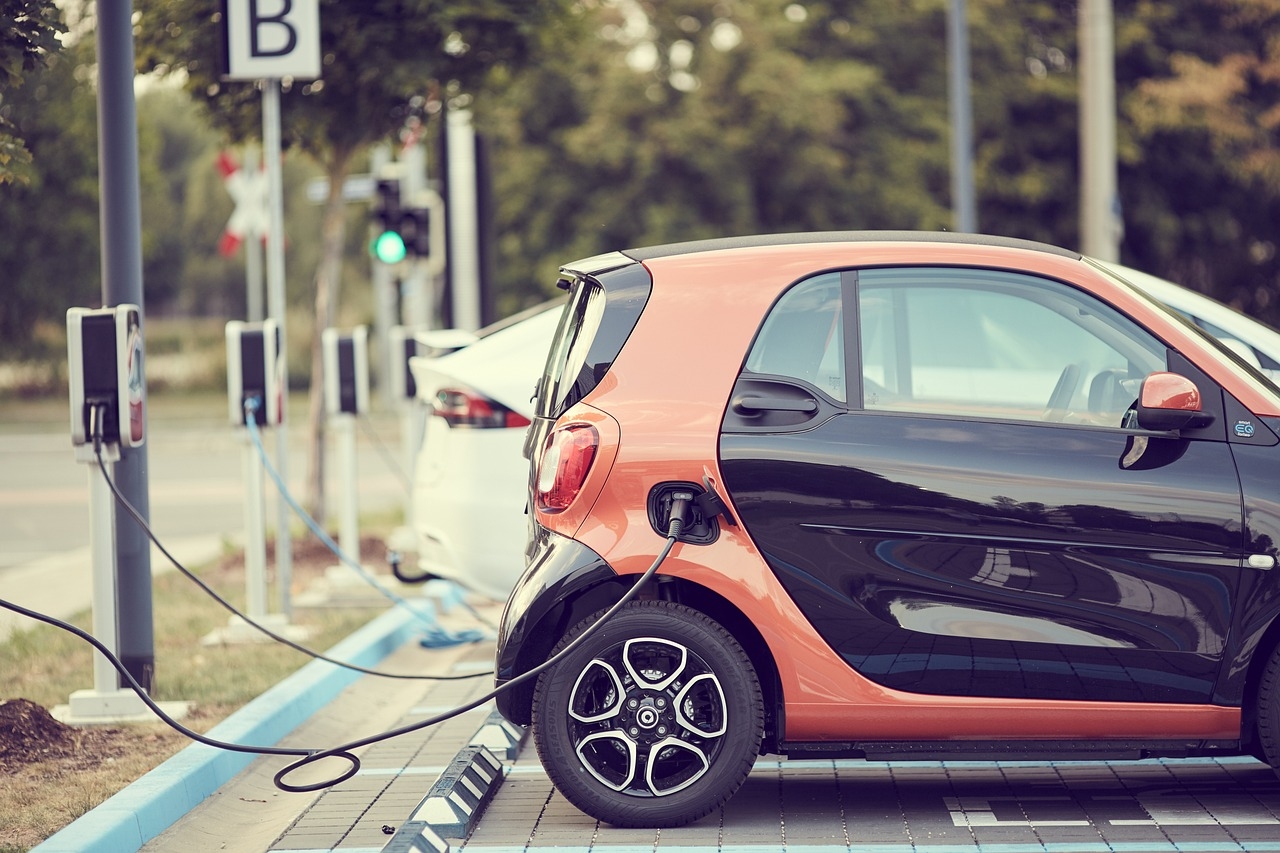 Auto elettriche, nel 2023 record di vendite in tutto il mondo