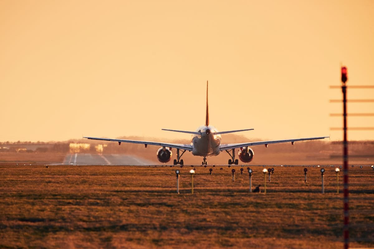 Emissioni dei trasporti in calo ma i viaggi in aereo frenano i progressi