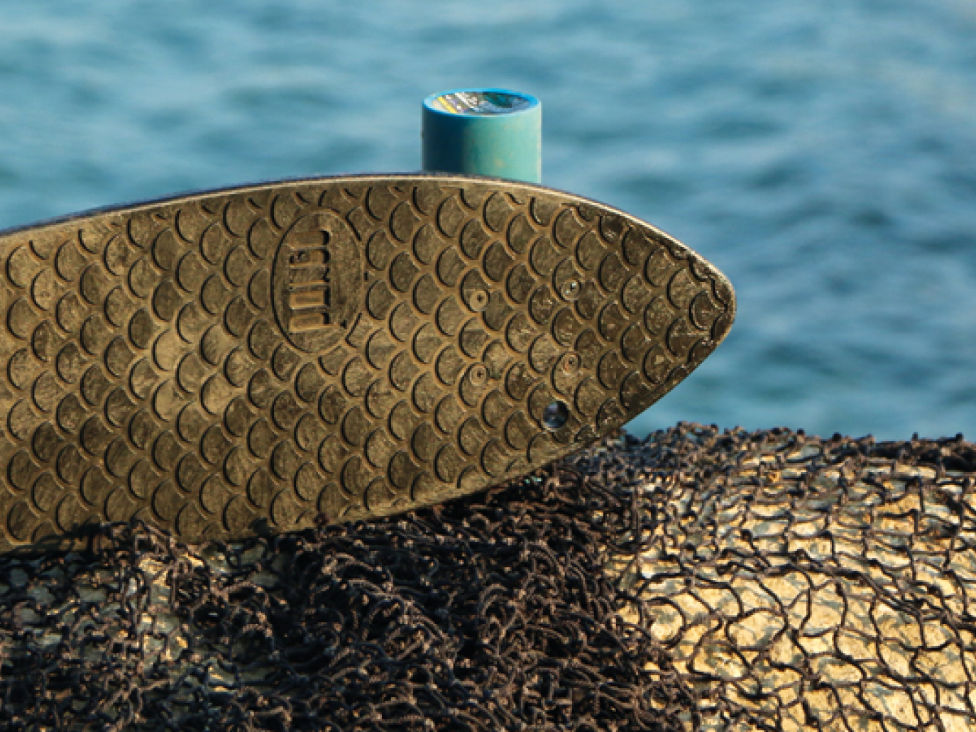 Dalle reti da pesca che inquinano il mare agli skateboard: il rifiuto si trasforma in merce