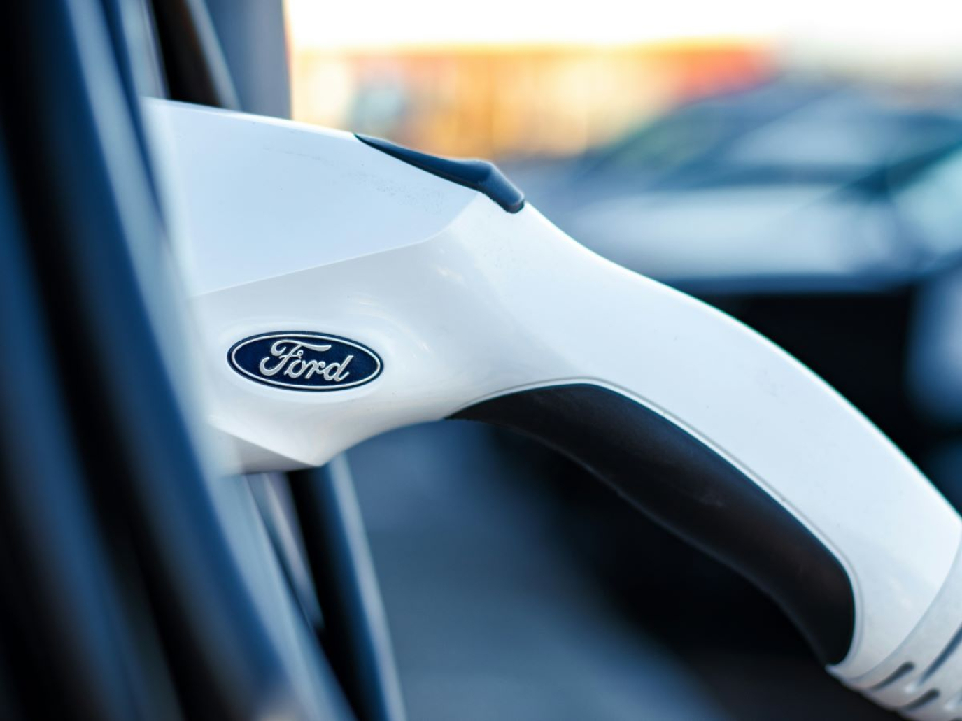 Ford, vendite di auto elettriche in calo: cambia la strategia dell’azienda