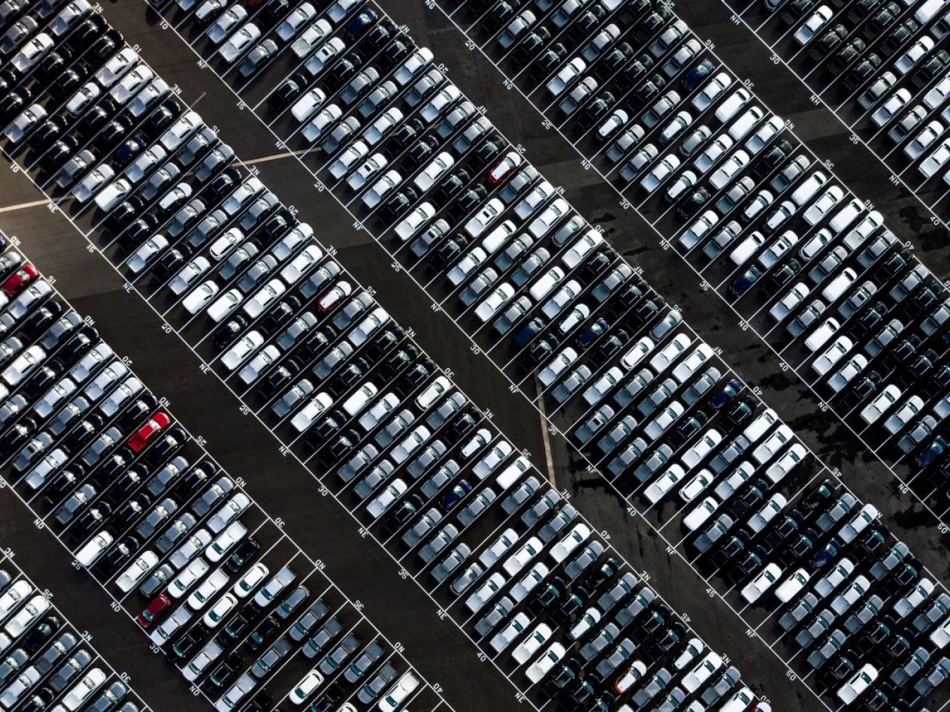 Scarsità di materie prime: l’industria automobilistica in allarme