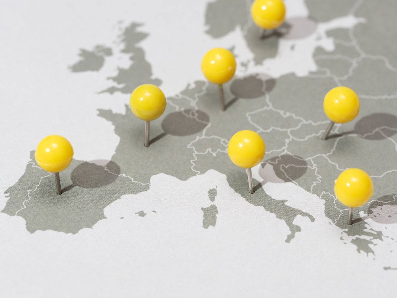 CBAM, il commissario Hoekstra annuncia esenzioni per l’80% delle imprese UE