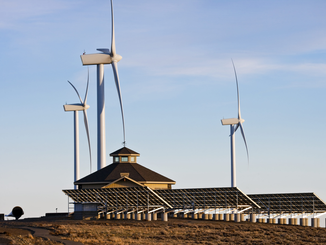 Dazi, crisi e guerre non fermano gli investimenti in energia: 2025 anno record