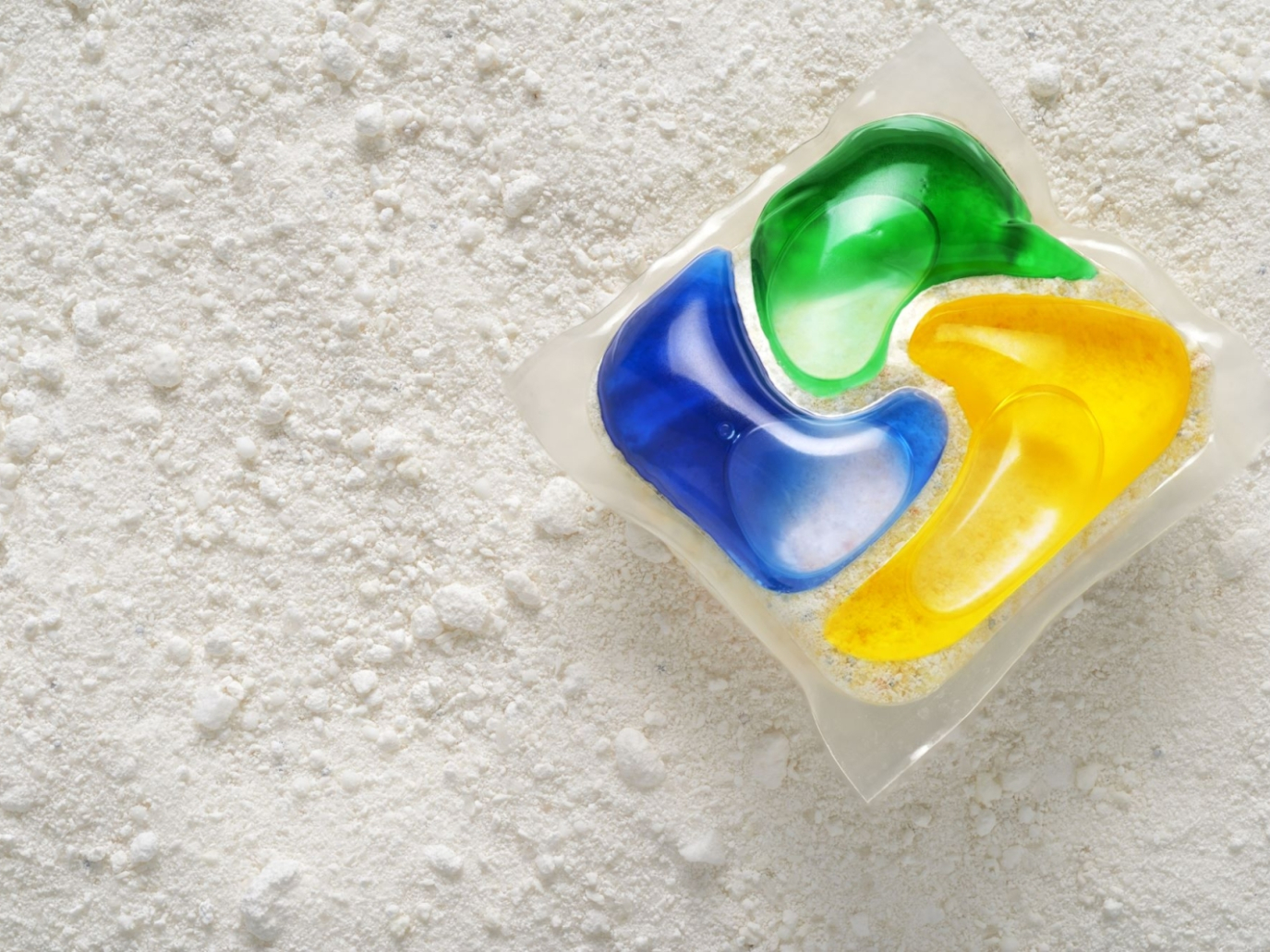 La plastica delle capsule detergenti si biodegrada davvero?