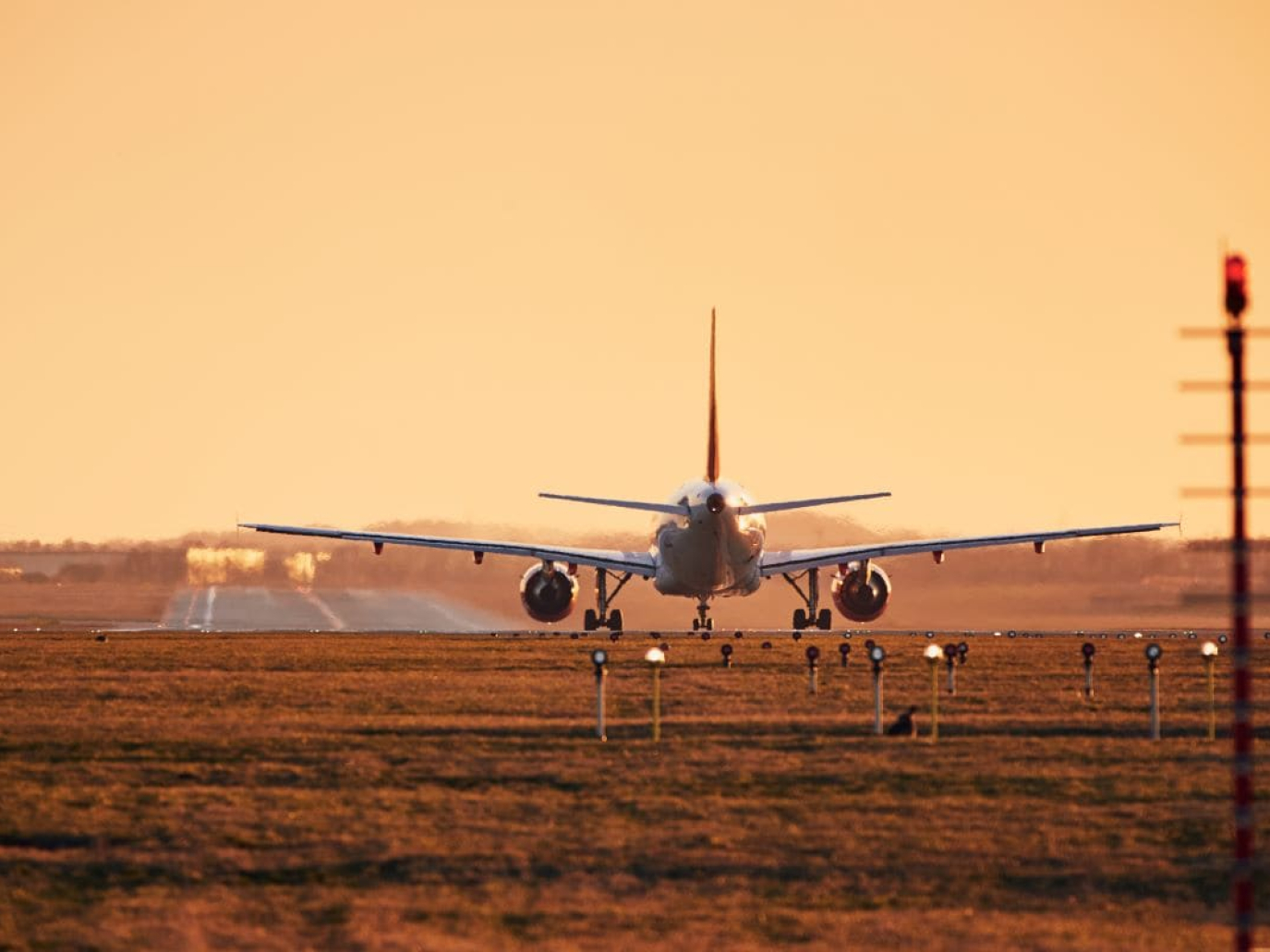 Emissioni dei trasporti in calo ma i viaggi in aereo frenano i progressi