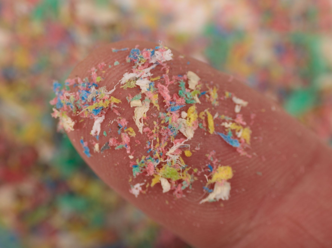 Pubblicato il primo standard internazionale per misurare le microplastiche nel settore tessile