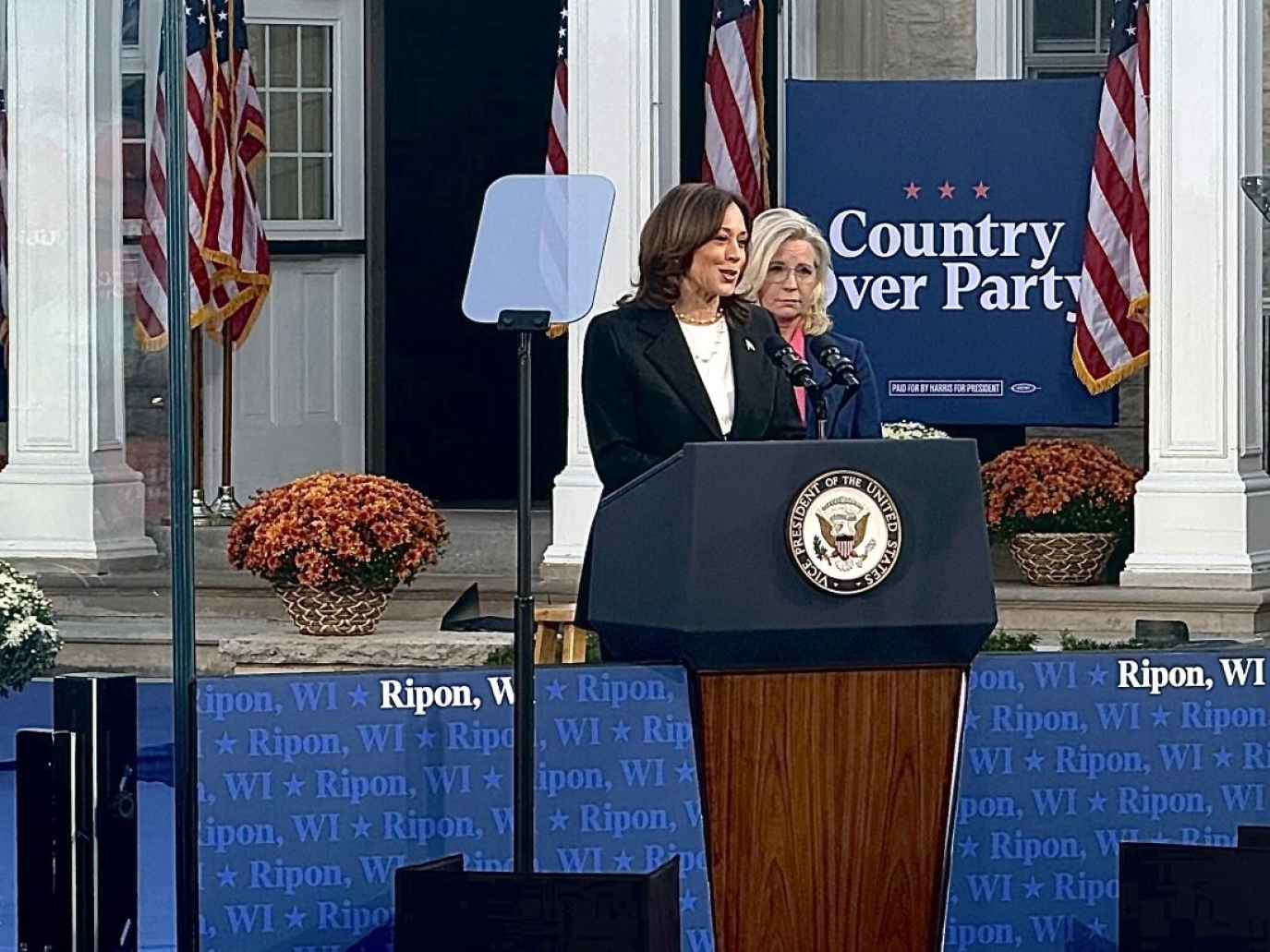 Kamala Harris in cerca del voto repubblicano