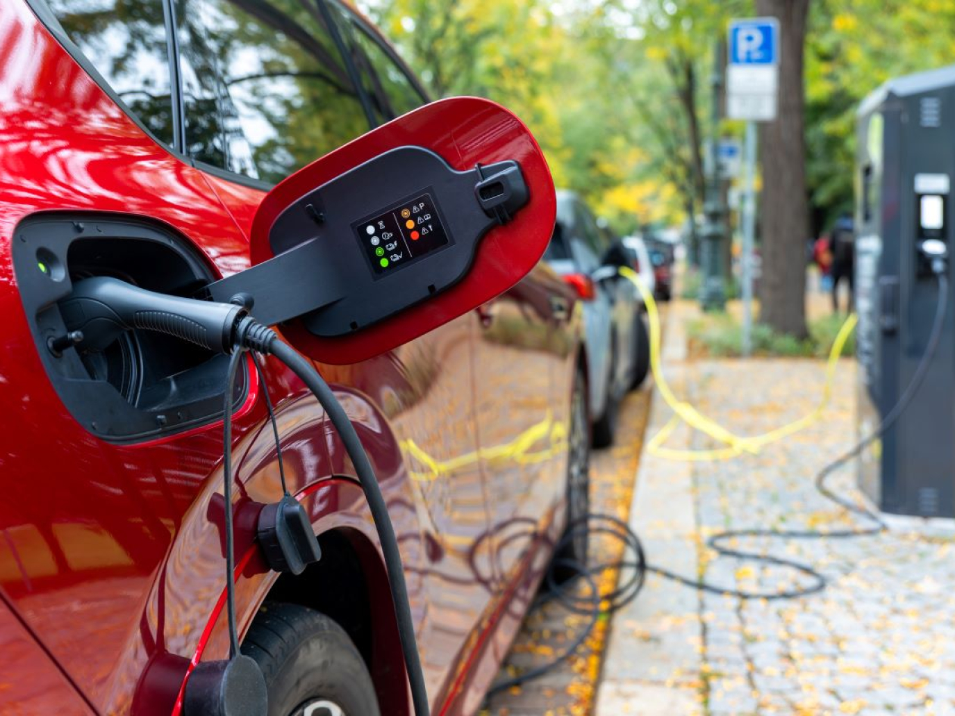 La mobilità elettrica in Italia cresce ma resta il nodo incentivi: il white paper Repower