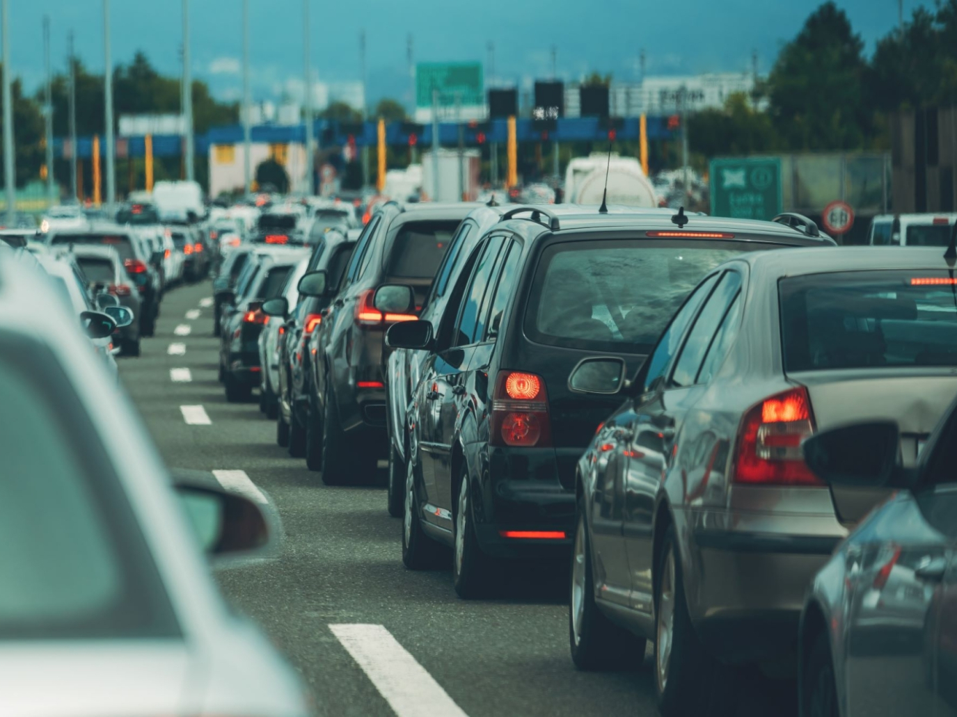 Sottovalutare i rischi e l’inquinamento delle automobili: la motonormatività