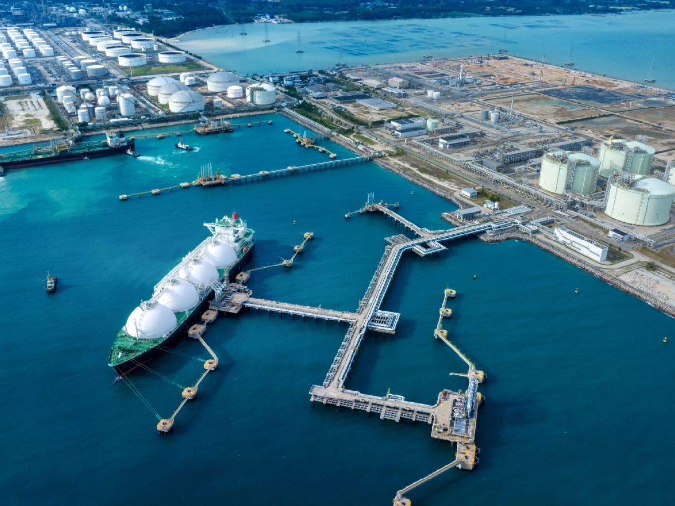 Europa, consumo di GNL in calo: metà dei rigassificatori rischia di essere inutile