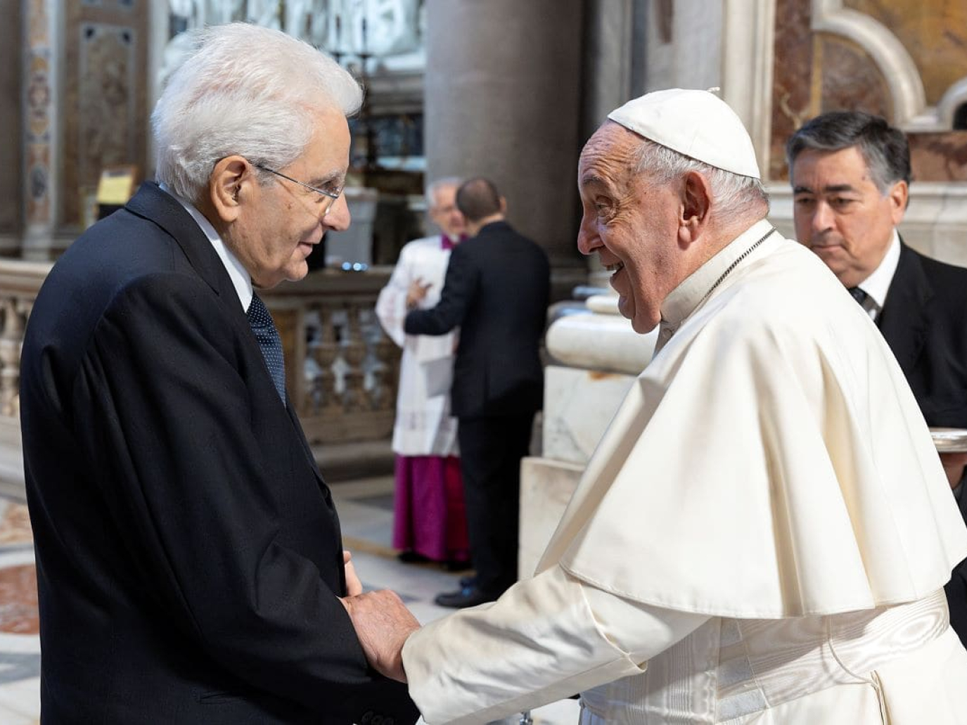 Lutto nazionale e il saluto di Mattarella: l’Italia rende omaggio a Papa Francesco