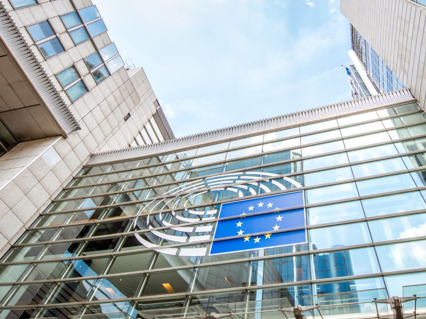 Macron con Visegrad e Meloni contro gli obiettivi climatici europei