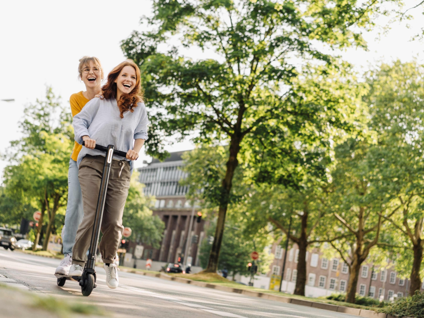 Milano, lo sharing di monopattini e biciclette può far bene all’economia