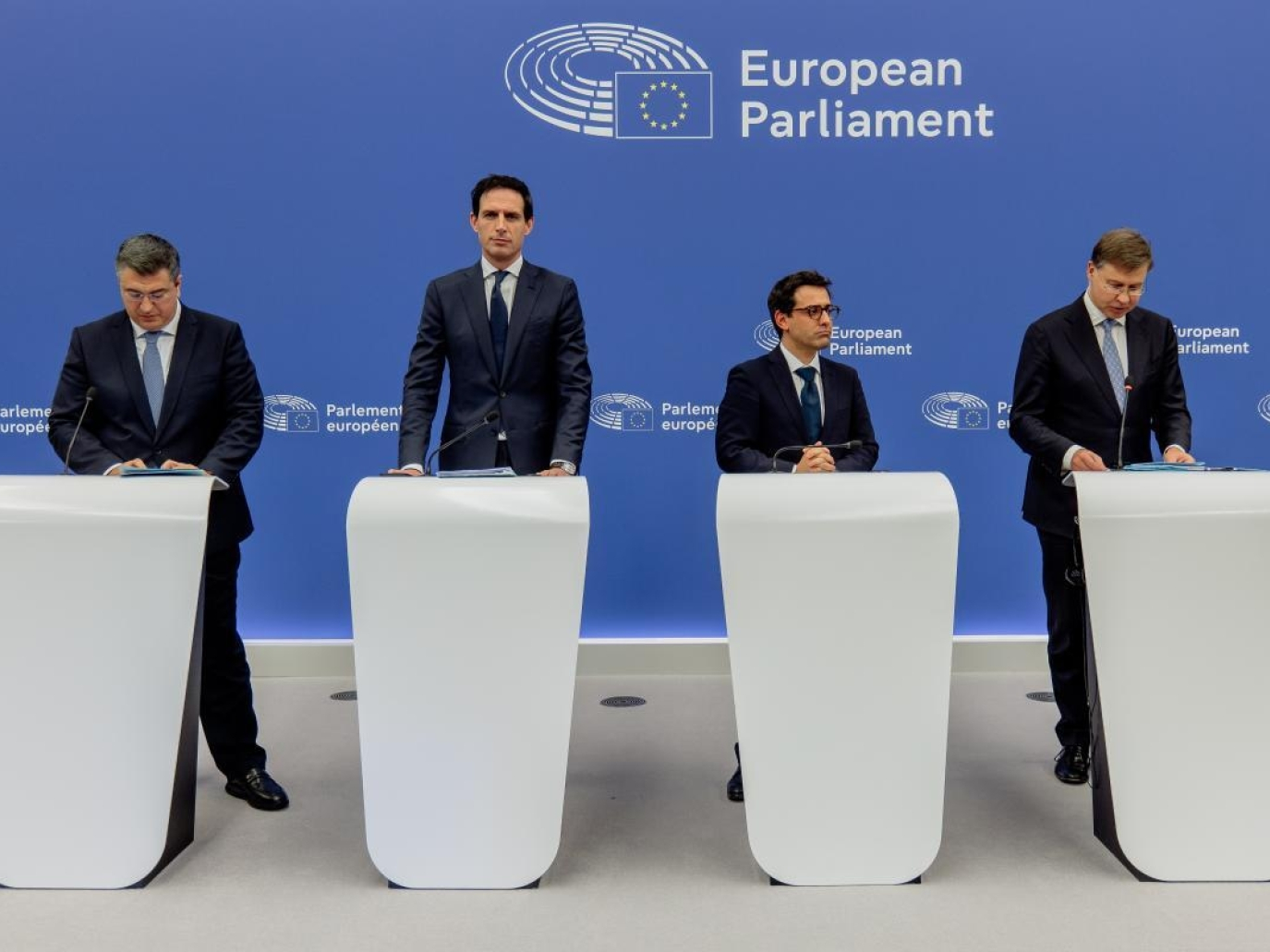 Auto, da Bruxelles stop al “tutto elettrico”