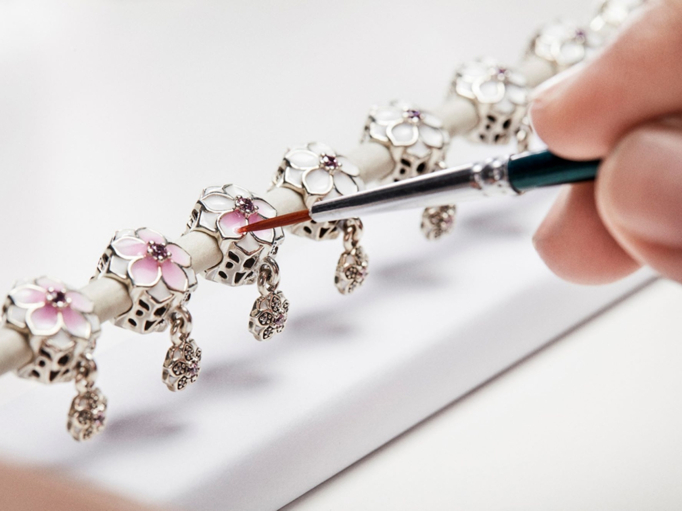 Pandora userà solo oro e argento riciclati per i propri gioielli