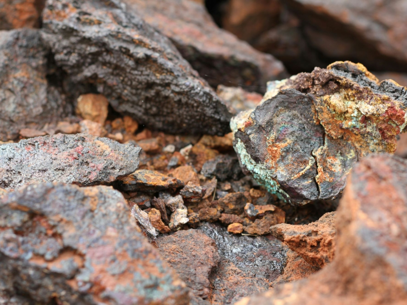 Minerali critici, prezzi in calo ma servono più investimenti: il report IEA