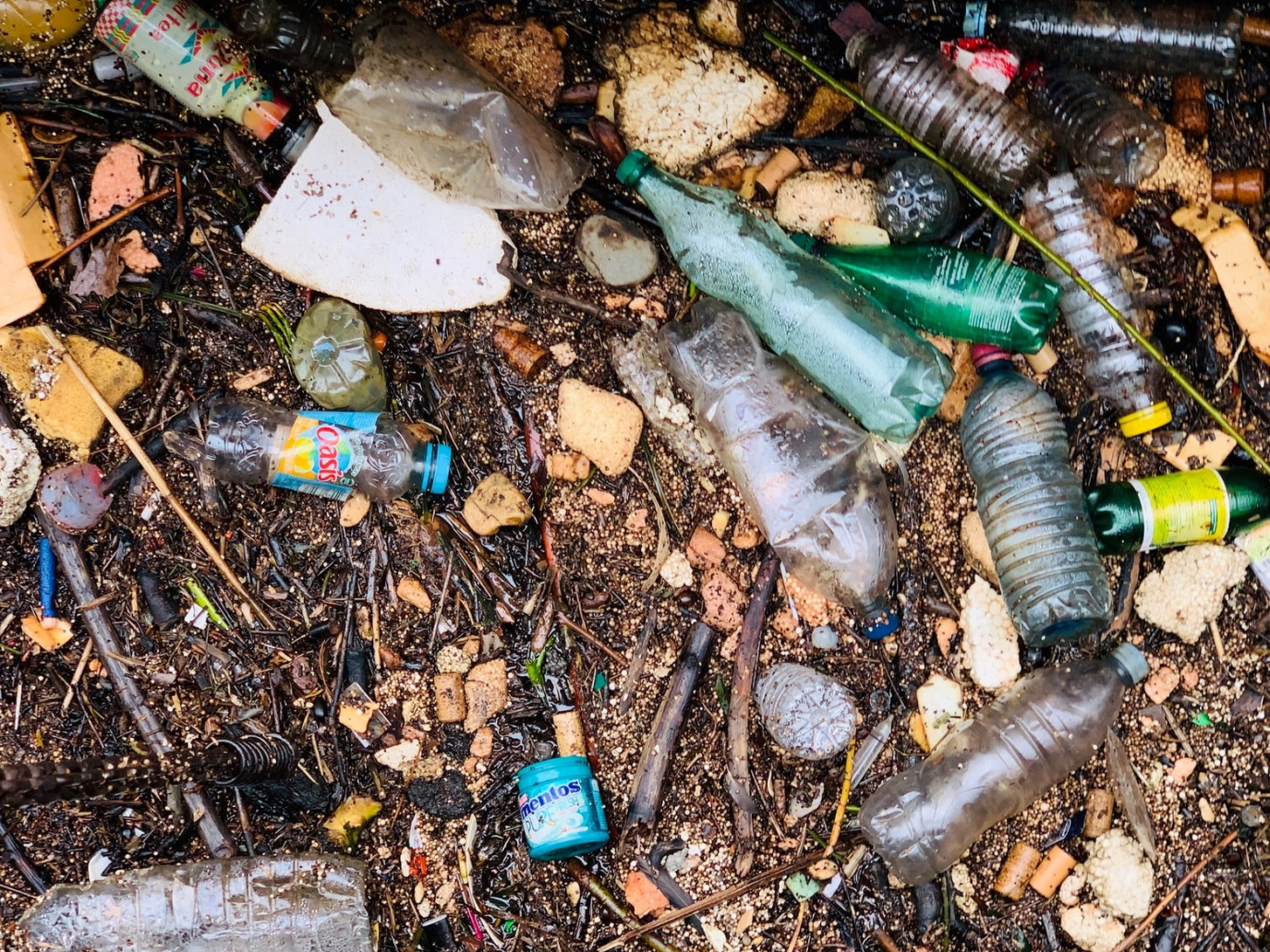 Rifiuti di plastica: obiettivi di riciclo UE più lontani, urge un taglio al monouso