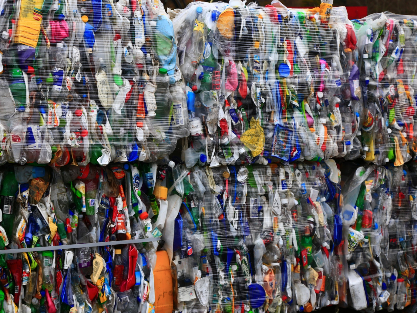 Ecocompattatori per i rifiuti in plastica: in arrivo 27 milioni dal MITE