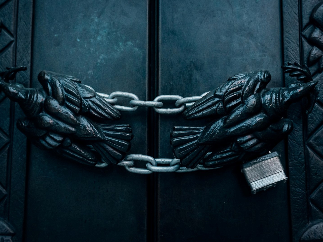 Assemblee degli azionisti a porte chiuse, la protesta della società civile