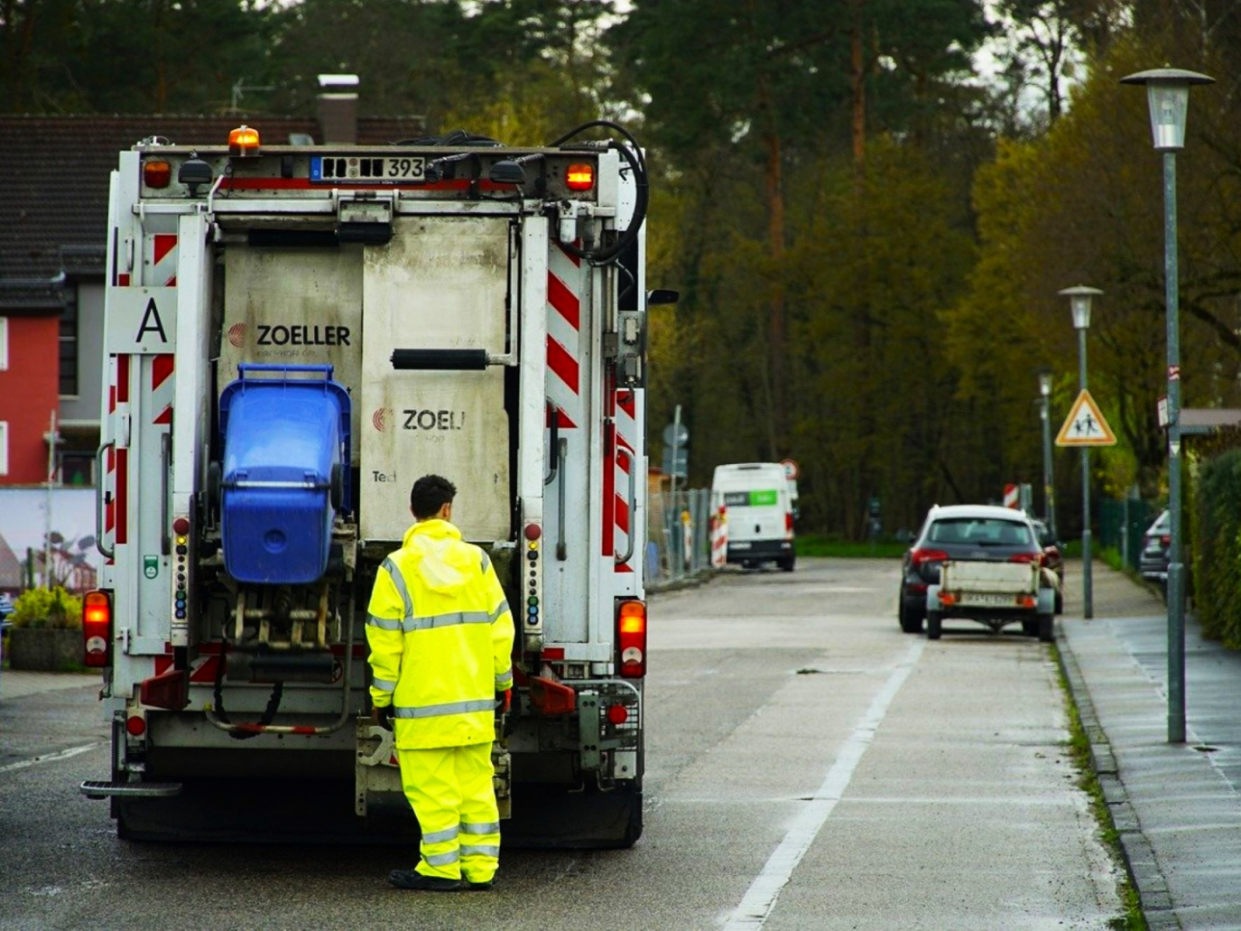 Raccolta rifiuti con gli esoscheletri per il benessere degli operatori