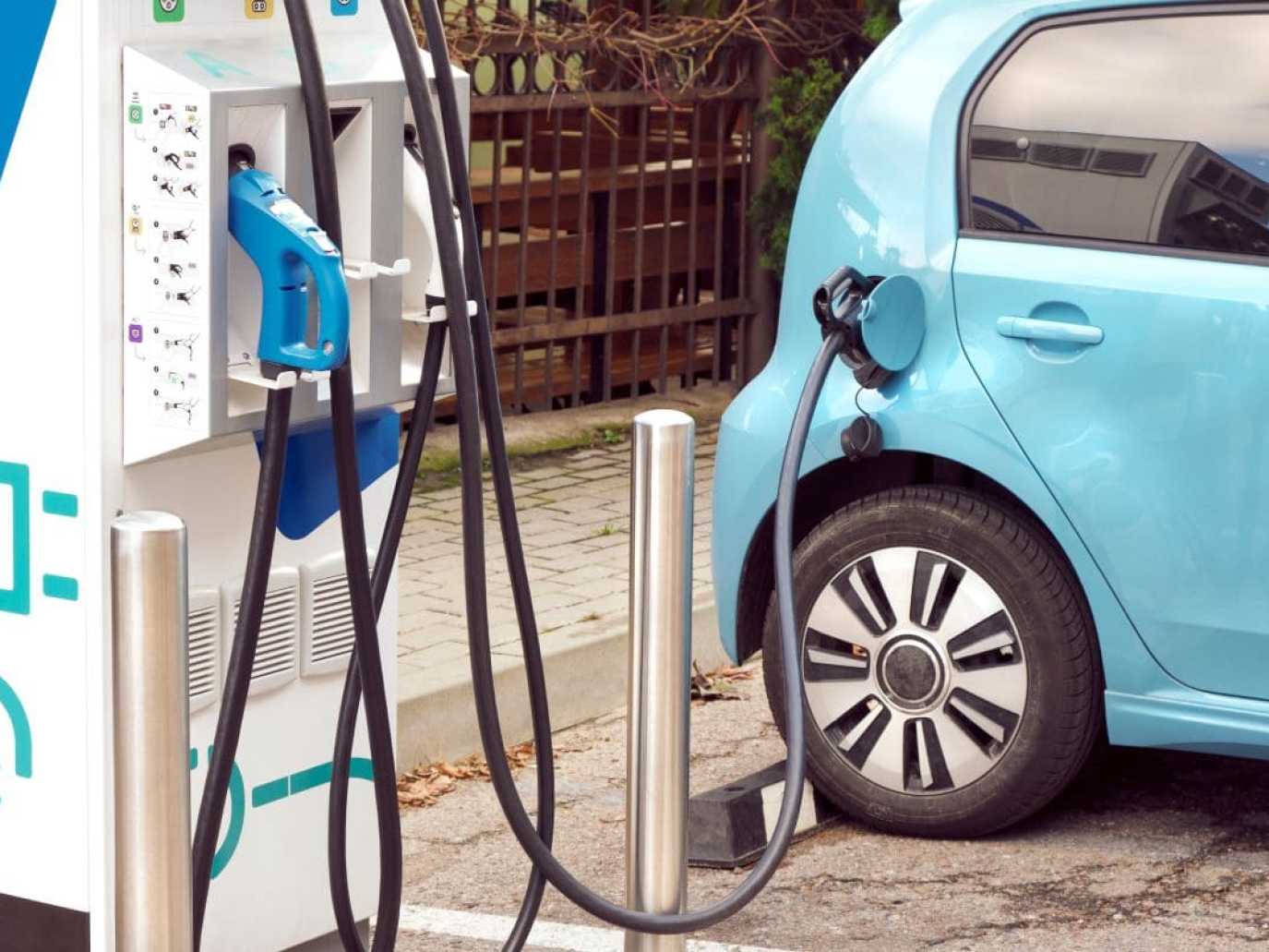 Ricaricare l’auto elettrica: le migliori reti in Italia