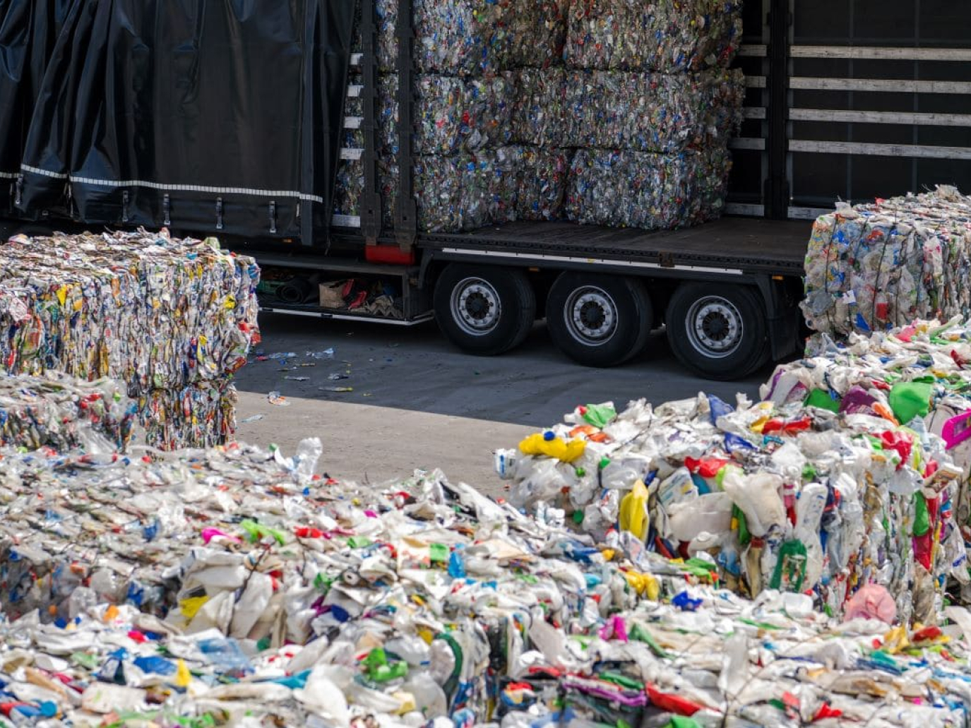 Riciclo della plastica UE in crisi, la filiera chiede misure urgenti