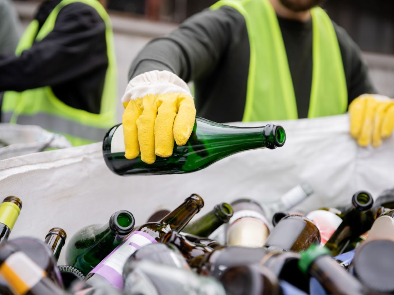 Riciclo del vetro, nel 2024 l’Italia arriva all’80% superando il target UE
