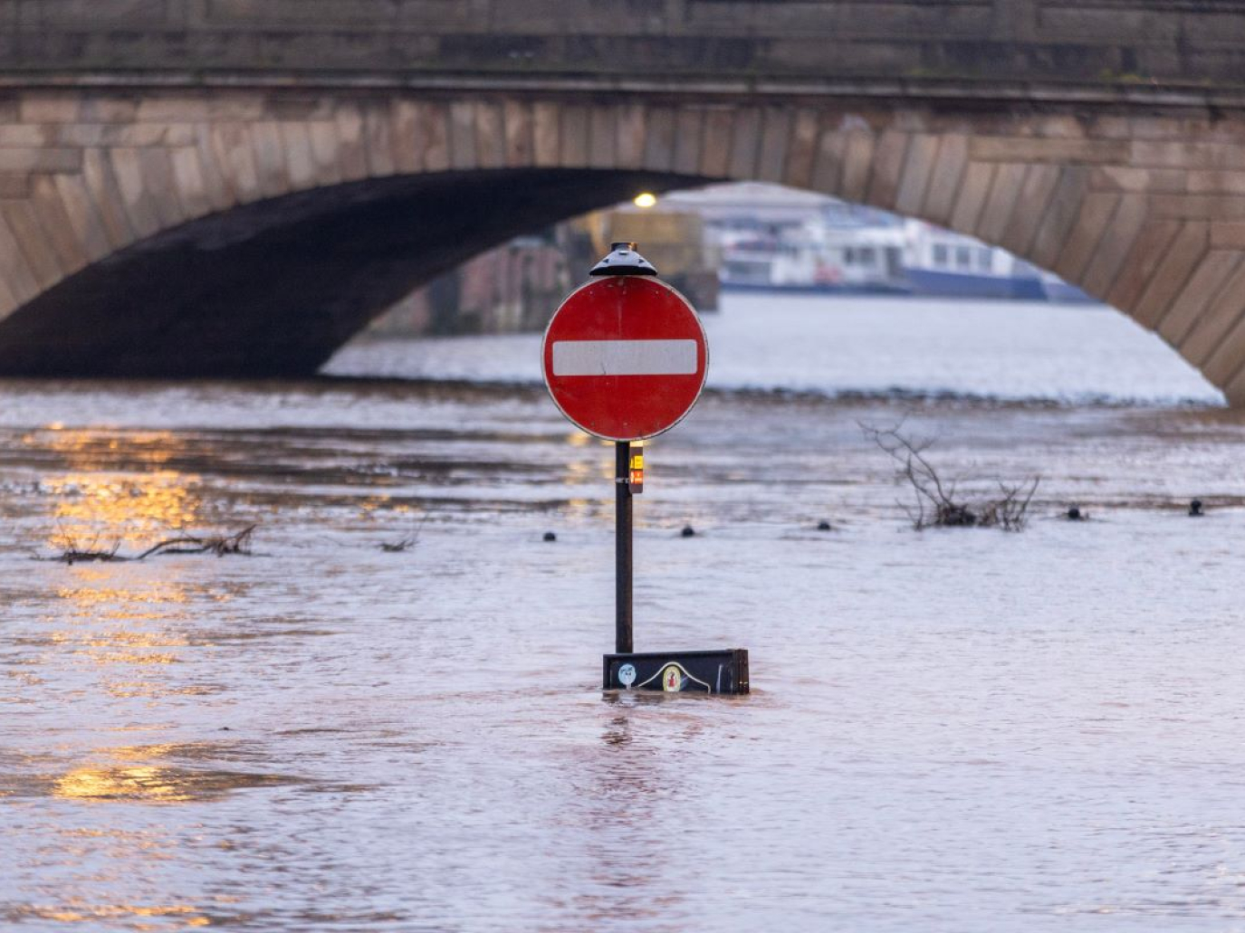 Sottovalutare la crisi climatica fa aumentare il debito pubblico: il report NEF