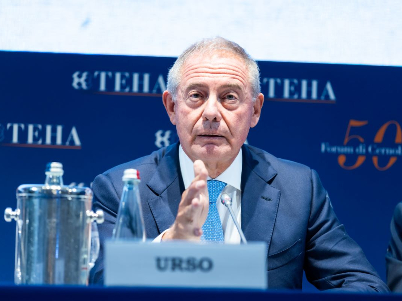 Terzo atto del Forum Ambrosetti: attacco all’auto elettrica