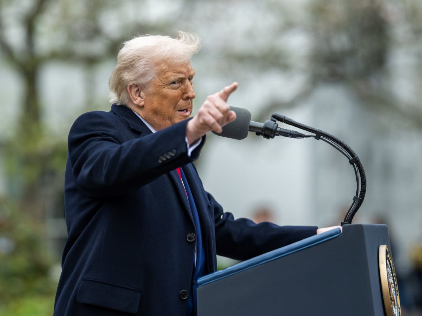 Trump sospende i dazi all’Europa e li alza alla Cina fino al 145%