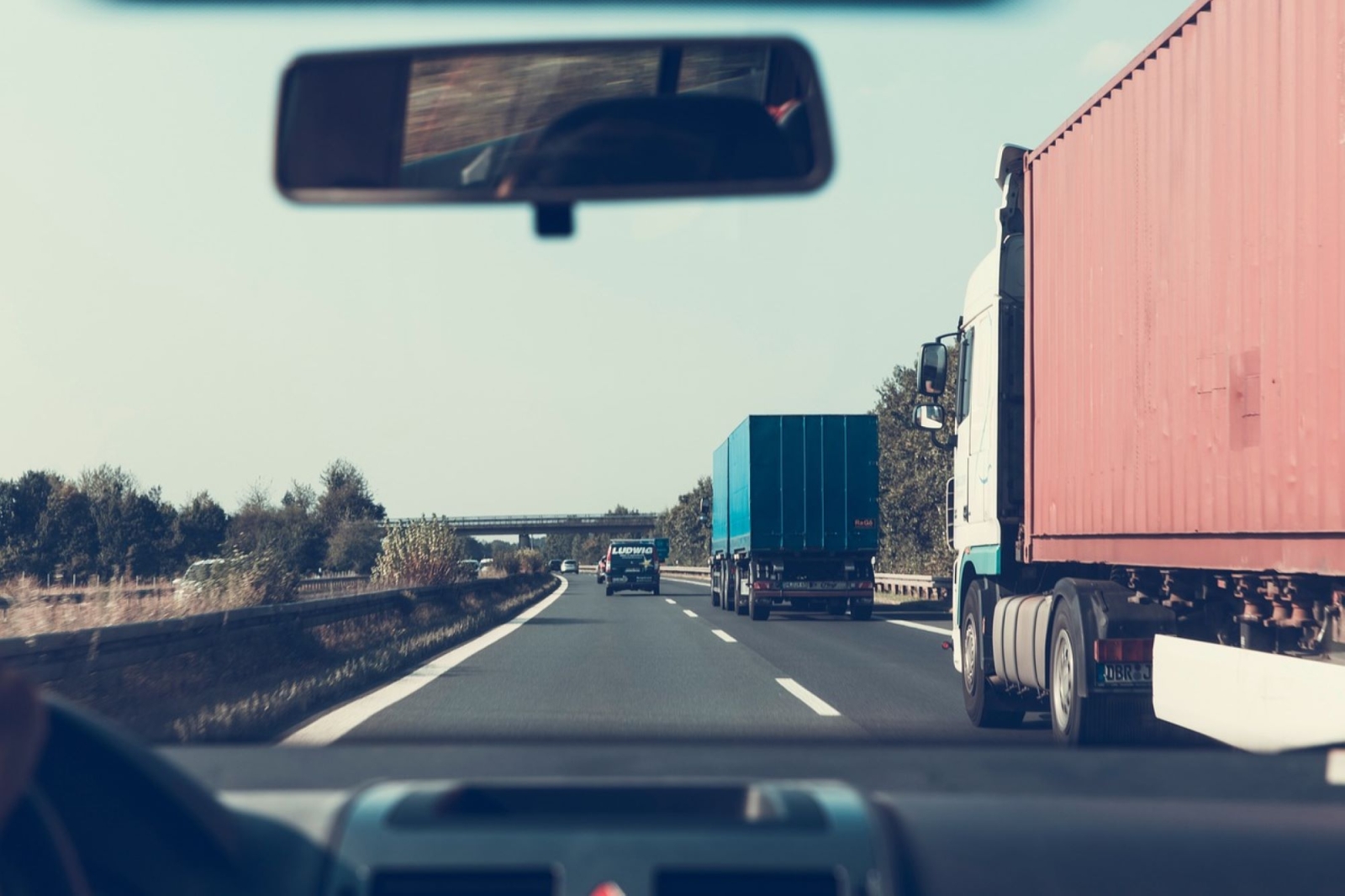 Trasporto pesante verso il phase out: no dell’ENVI a carburanti sintetici e biofuel