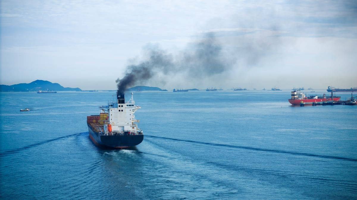 Inquinamento marino, il Mediterraneo diventa zona SECA: limiti allo zolfo nei carburanti