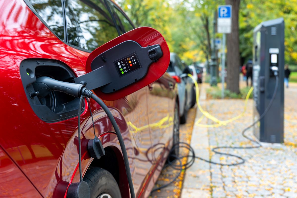 La mobilità elettrica in Italia cresce ma resta il nodo incentivi: il white paper Repower