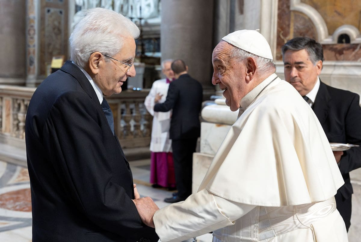 Lutto nazionale e il saluto di Mattarella: l’Italia rende omaggio a Papa Francesco