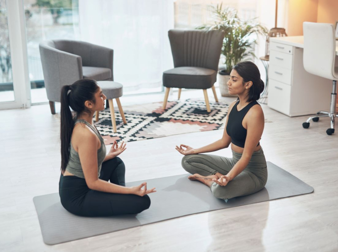 Corsi di yoga, spa e trainer in ufficio: le imprese puntano sul corporate wellness