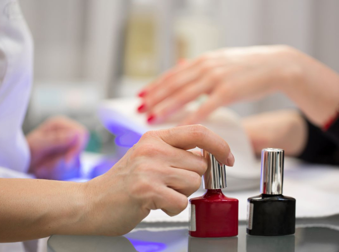 Gli smalti semipermanenti vietati dal 1° settembre per sostanze tossiche