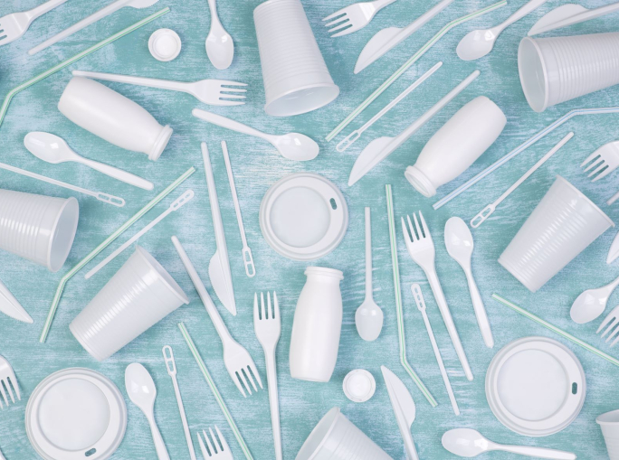 Plastica monouso: anche in Italia scatta il divieto di vendita, ma le deroghe fanno discutere