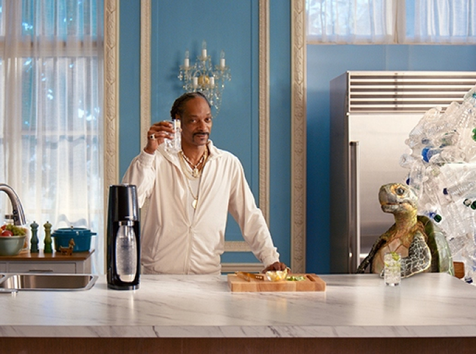 Snoop Dogg testimonial per ridurre le bottiglie di plastica monouso