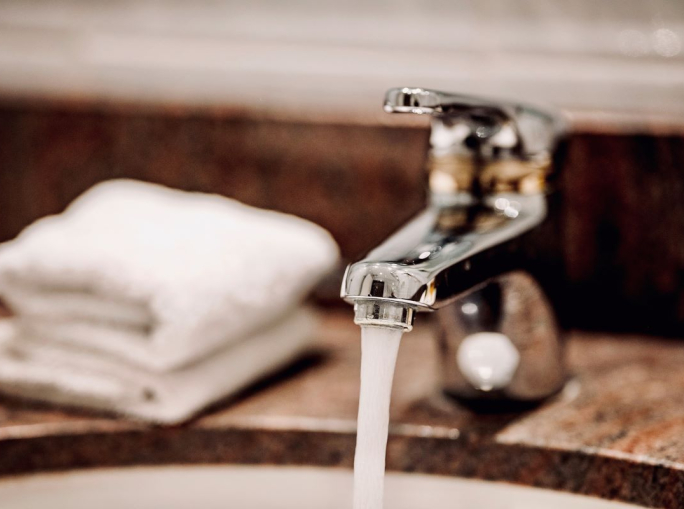 Acqua, l’80% degli italiani sottovaluta il consumo domestico