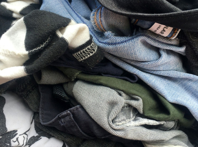 In UE lo spreco tessile è alla moda: quasi 1 capo su 10 distrutto prima dell’uso