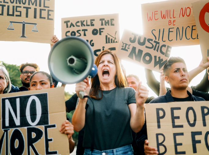 Stop al fossile, Greenpeace e Recommon portano Eni in tribunale 