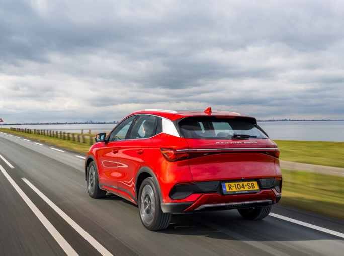 Auto elettriche, BYD supera Tesla per fatturato e vendite nel 2024