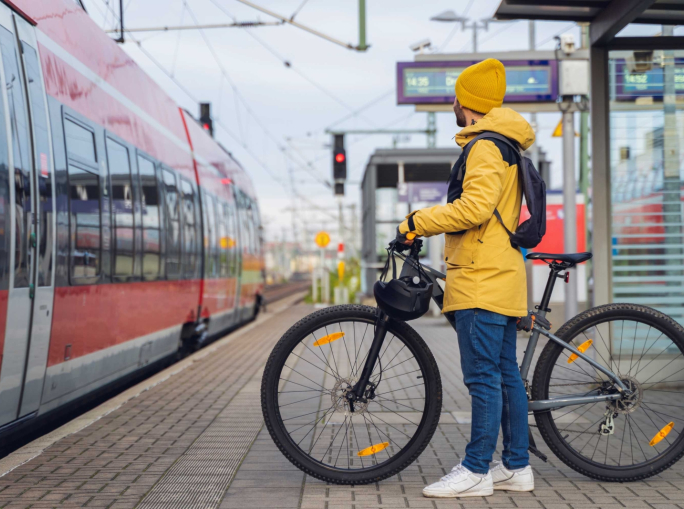Mobilità, sempre più italiani a piedi e in bicicletta 
