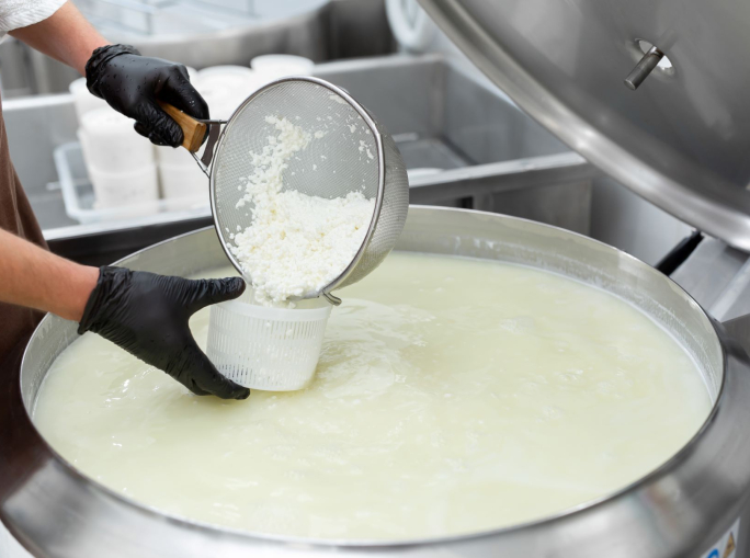 Dagli scarti del siero del latte il calore per alimentare i caseifici