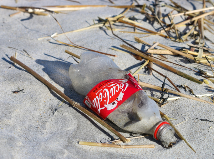 Coca-Cola, PepsiCo e Nestlè guidano la classifica dei grandi inquinatori da plastica